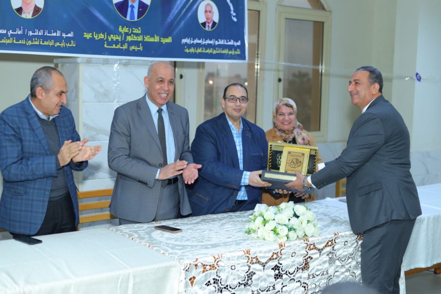 رئيس جامعة كفر الشيخ يشهد حفل تكريم المتميزين في الأنشطة الطلابية بالمدن الجامعية ويشارك الطلاب الإفطار