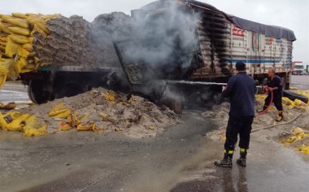 اشتعال النيران بسيارة نقل بالطريق الدولي الساحلي ومحاولات لإخماد النيران