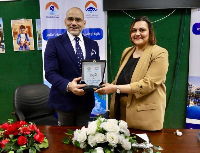 فنان الكاريكاتير الكبير عمرو فهمي يفتتح معرض الكوميكس الأول لكلية إعلام جامعة ٦ أكتوبر 