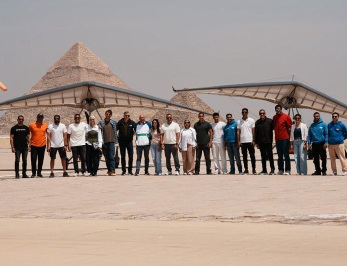 سكاي دايف فاروس تُبهر وفد الاتحاد الدولي للخماسي الحديث بجولة سياحية خيالية فوق الأهرامات 