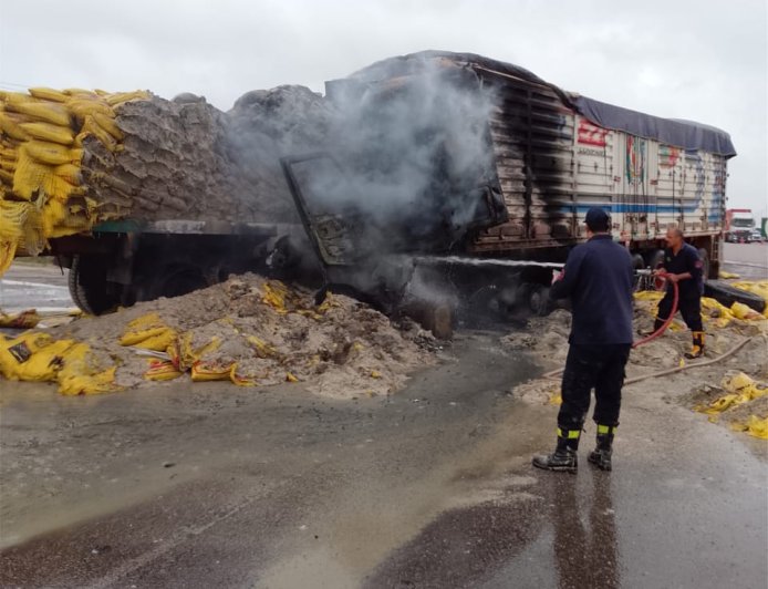 اشتعال النيران بسيارة نقل بالطريق الدولي الساحلي ومحاولات لإخماد النيران