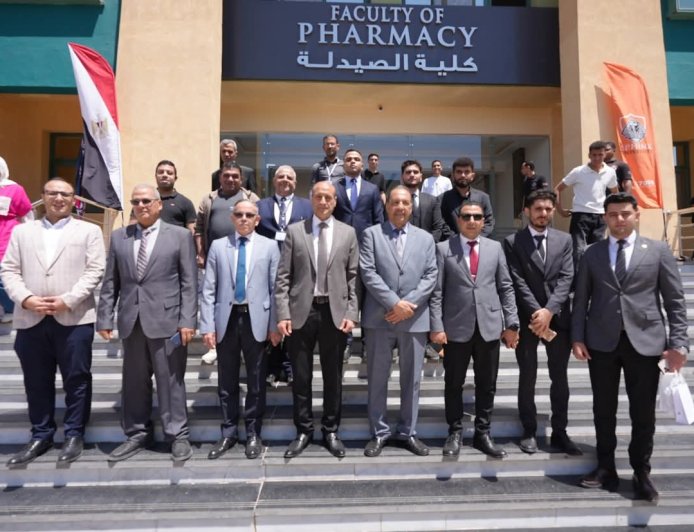 محافظ أسيوط يفتتح ملتقى التوظيف بجامعة سفنكس بمشاركة 40 شركة دوائية وحضور آلاف شباب الصعيد لتعزيز فرص العمل