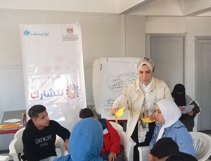 المدربة منى زيد تختتم تدريب برنامج “نتشارك” بمركز شباب حصة الغنيمي