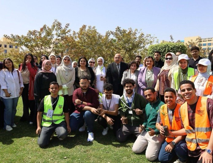 تدشين فعاليات أسبوع البيئة بجامعة 6 أكتوبر بحملة تشجير داخل الحرم الجامعي