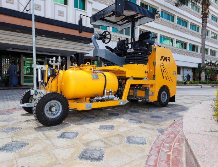 لأول مرة في تاريخ كفرالشيخ.. «المحافظ» يعلن امتلاك أحدث ماكينة لتخطيط الطرق بتكنولوجيا متطورة لتعزيز السلامة المرورية