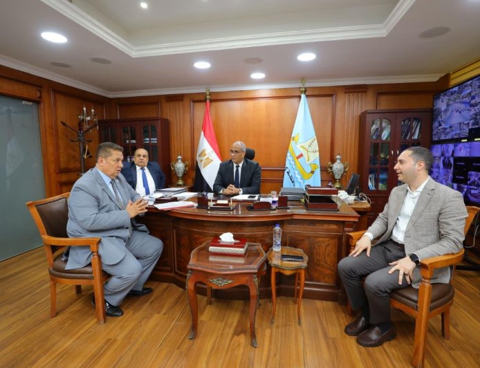 محافظ كفرالشيخ يناقش عدد من الملفات الخدمية والتنموية ومشاكل الدوائر مع  أعضاء مجلسي النواب والشيوخ