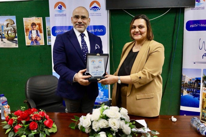 فنان الكاريكاتير الكبير عمرو فهمي يفتتح معرض الكوميكس الأول لكلية إعلام جامعة ٦ أكتوبر 