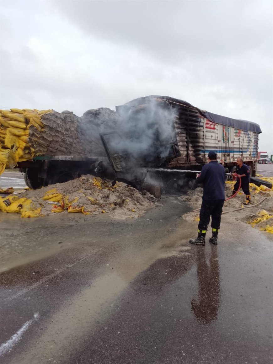 اشتعال النيران بسيارة نقل بالطريق الدولي الساحلي ومحاولات لإخماد النيران