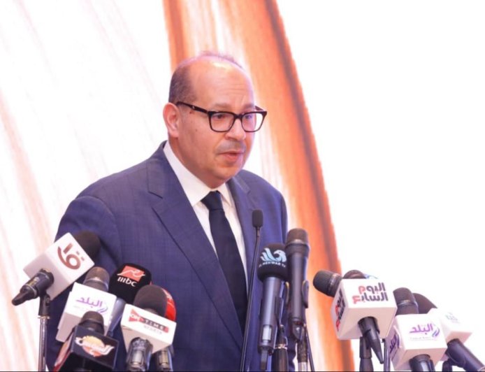 ادريس يتفرغ للاتحاد الدولي والأولمبية ويعتذر عن اتحاد السباحه